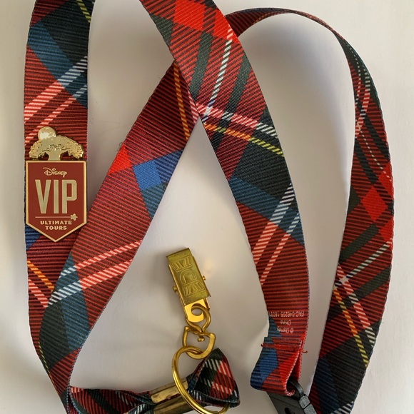 Disney VIP Tours - VIP lanyard medal - Picture 7 of 15